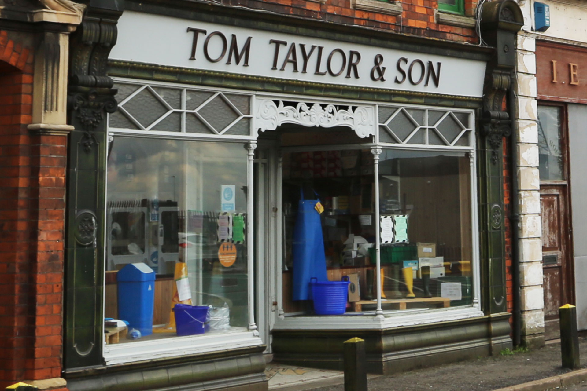 Tom Taylor $ Son exterior